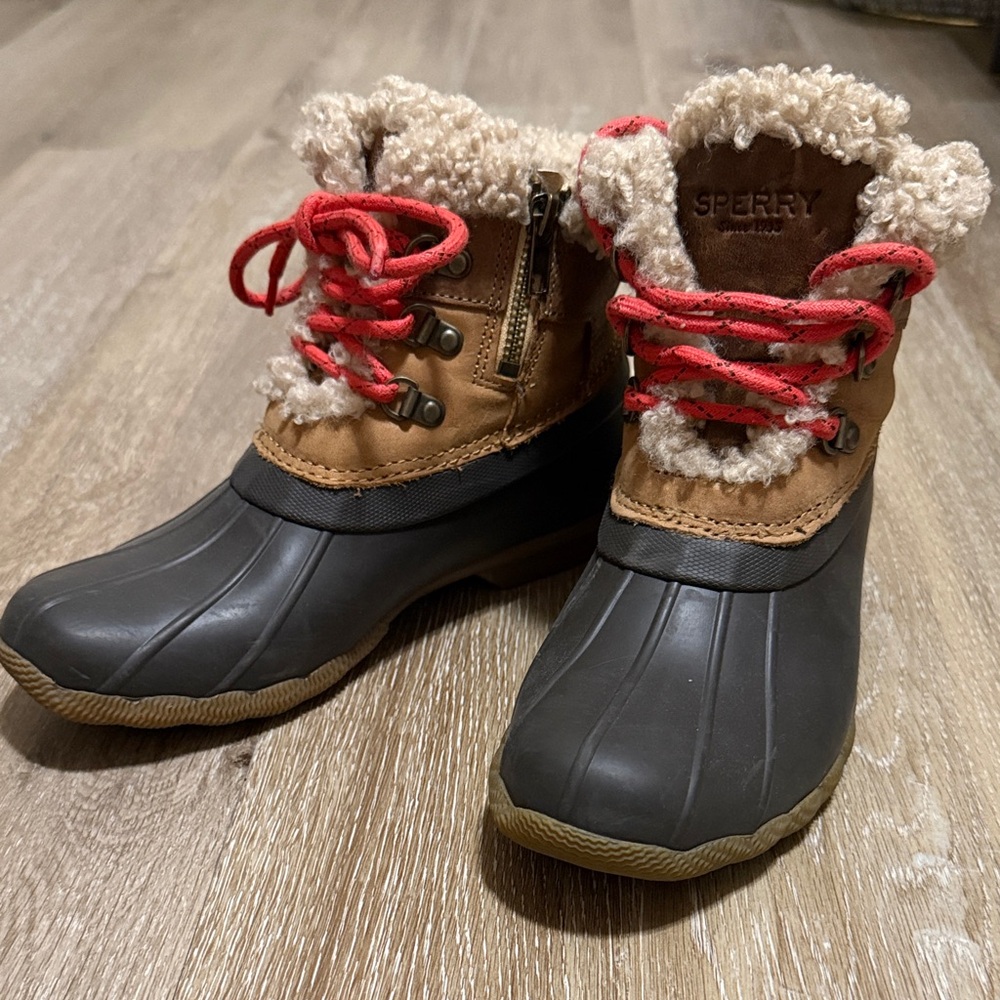 Sperry Saltwater Duck Boot Alpine Tan with Red Accents size 6